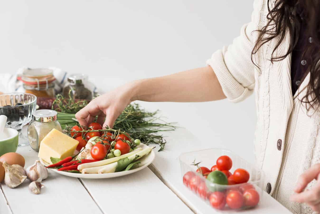 Stocksy_txp0817c7b8mMu200_Large_445072_c Frisches Gemüse hat in der Regel eine geringe Kaloriendichte, weshalb es perfekt zum Abnehmen ist.